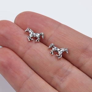 Galoppierende Pferd Ohrstecker in Sterling Silber, niedliches lustiges Tier, Schmuck Geschenk für sie, Tierliebhaber, Natur inspiriert