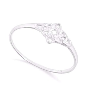 Puede incluir: Un anillo de plata con un diseño de nudo celta. El anillo es simple y elegante.