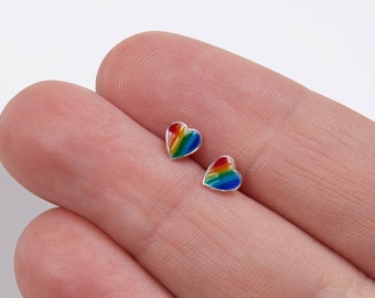 Può includere: Un paio di orecchini a perno in argento a forma di cuore con un design in smalto arcobaleno.