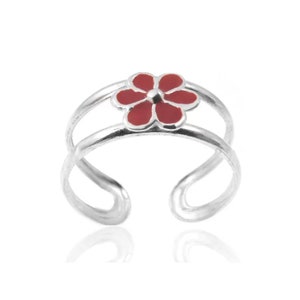 Peut inclure: Bague d'orteil en argent avec un motif de fleur en émail rouge.