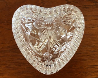 Heart Shaped Lidded Trinket Box in Pressed and Cut Glass, Footed and Etched with Daisy Flowers and Diamond Pattern