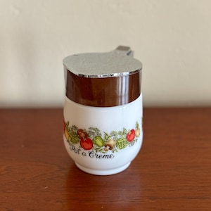 Vintage Spice of Life 'Pot a Creme' Milchkännchen mit Deckel, weiß mit Gemüsemotiv, hergestellt von Gemco für CorningWare, circa 1970er Jahre