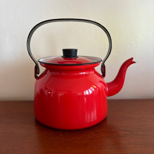 Hervidor de café de acero esmaltado vintage de Finel Arabia Finlandia, tetera roja grande con mango negro, desgastada y rústica, alrededor de la década de 1960