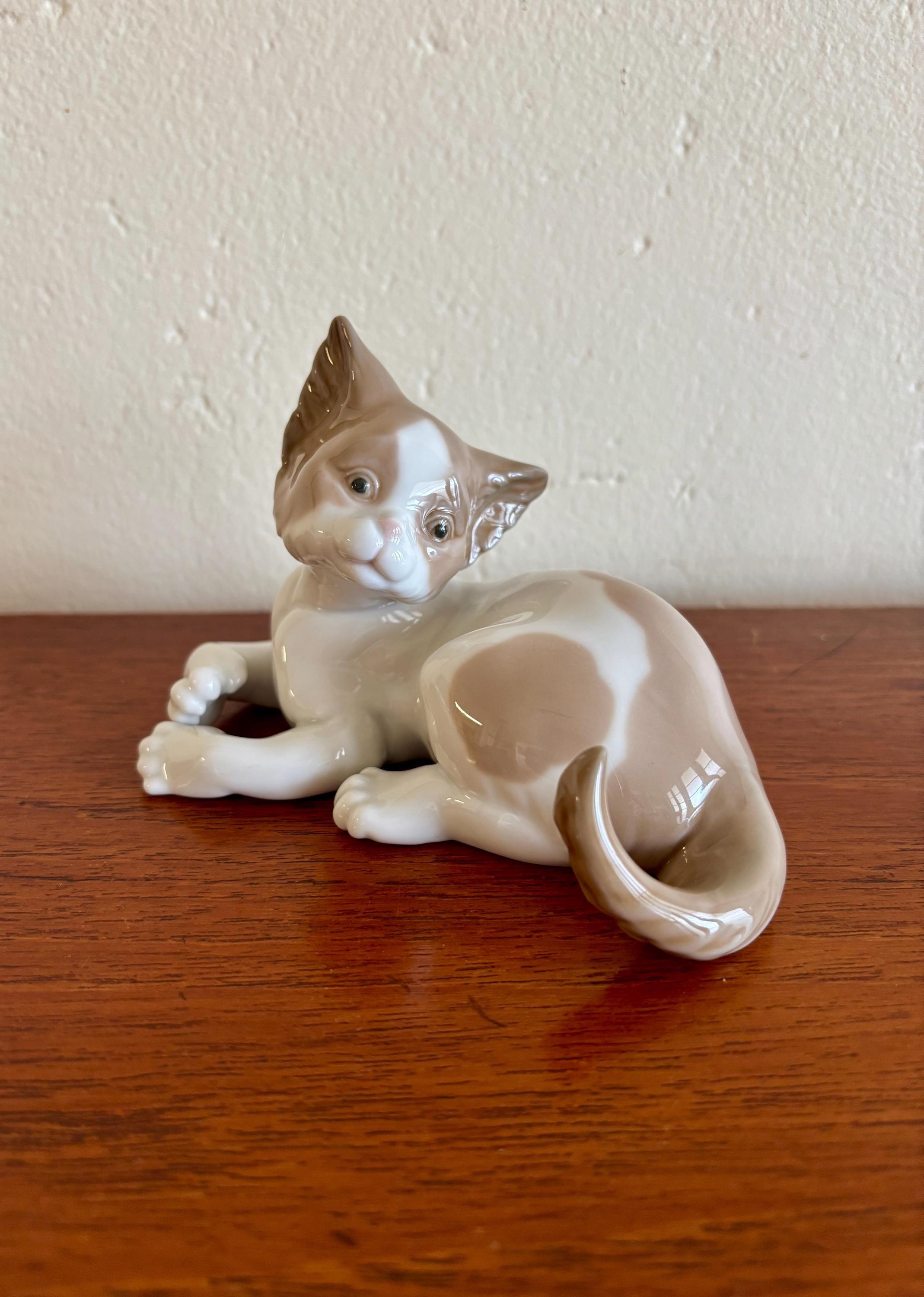 リヤドロ　猫 ヴィンテージ リヤドロ「驚いた猫」フィギュア：スペイン製磁器モデル