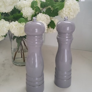 Set of salt and pepper mills in gray lacquered wood