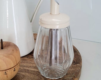Zuckerdose aus Glas und Edelstahl mit Ausgießer im Bistro-Stil