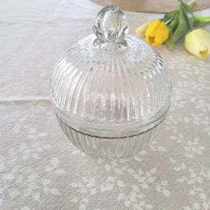 Bonbonnière ronde en verre strié neuve