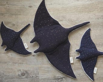 Marineblaues Mantarochen Kuscheltier personalisiert – Handgemachtes Meerestier mit Punkten – Geschenk für Kinder und Sammler