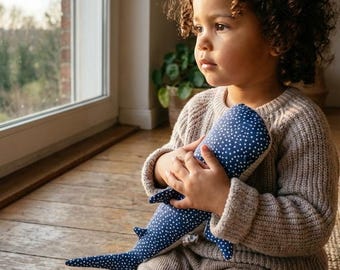 Peluche de tiburón ballena: suave animal marino de algodón, ideal como decoración infantil de vida marina.