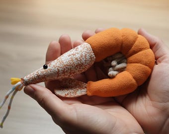 Peluche de gamba naranja hecho a mano, suave criatura marina, juguete del océano, regalo marino único, animal textil