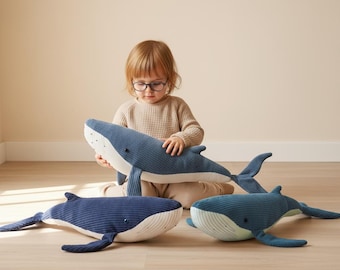 Peluche baleine dans des tons bleus, cadeau pour bébé et enfant avec prénom personnalisé, 3 couleurs au choix