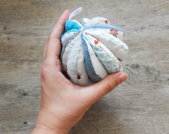 Ballon en tissu bleu à saisir et à saisir - Peluche sensorielle pour tout-petit - Balle de différentes textures