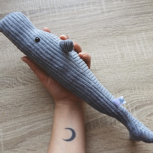Pottwal Kuscheltier Set Grau Groß und Klein Cord Wal Deko Minimalistische Wohn Deko Ruhiger Begleiter Wal Set Bild 12