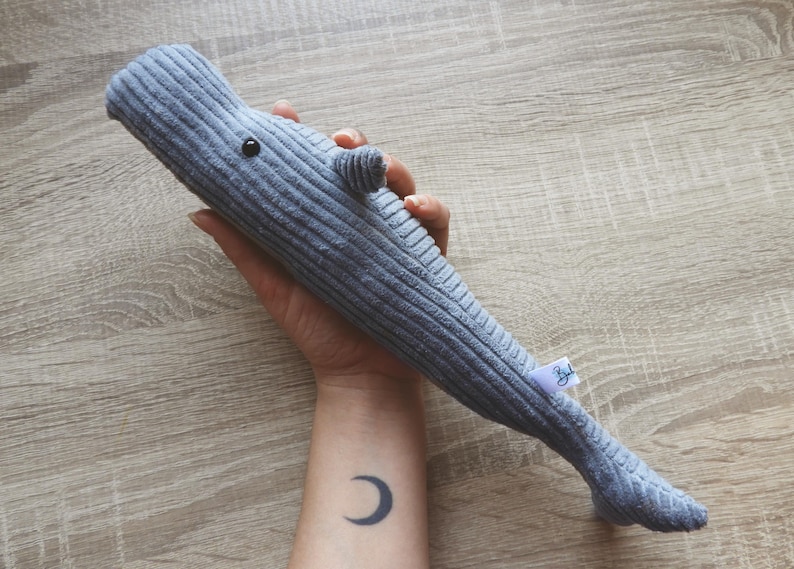 Pottwal Kuscheltier Set Grau Groß und Klein Cord Wal Deko Minimalistische Wohn Deko Ruhiger Begleiter Wal Set Bild 12