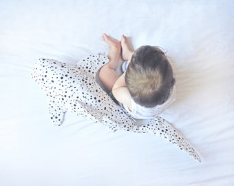 Tiburón leopardo de peluche grande hecho a mano - Peluche de tiburón blanco con puntos negros - Regalo para niños y amantes del océano -