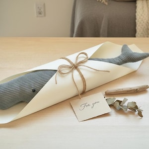 Pottwal Kuscheltier Set Grau Groß und Klein Cord Wal Deko Minimalistische Wohn Deko Ruhiger Begleiter Wal Set Bild 2