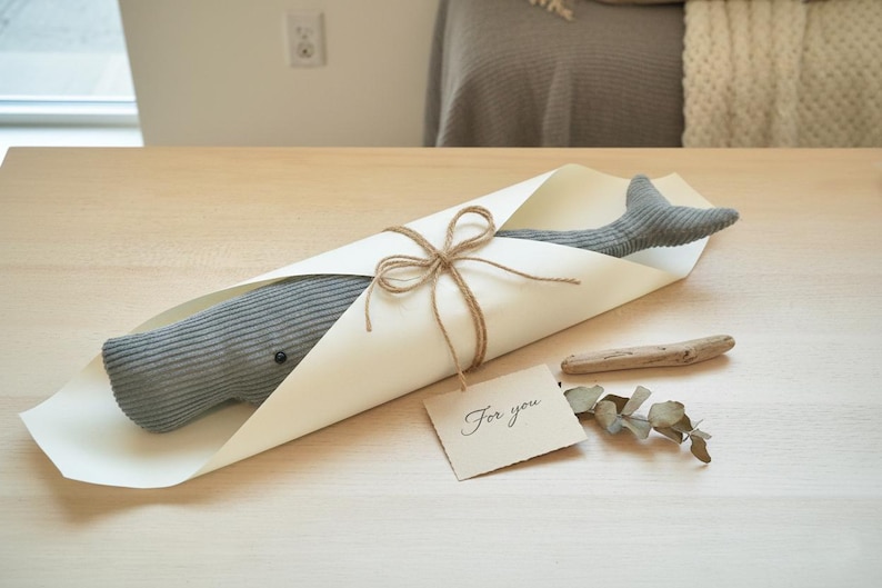 Pottwal Kuscheltier Set Grau Groß und Klein Cord Wal Deko Minimalistische Wohn Deko Ruhiger Begleiter Wal Set Bild 2