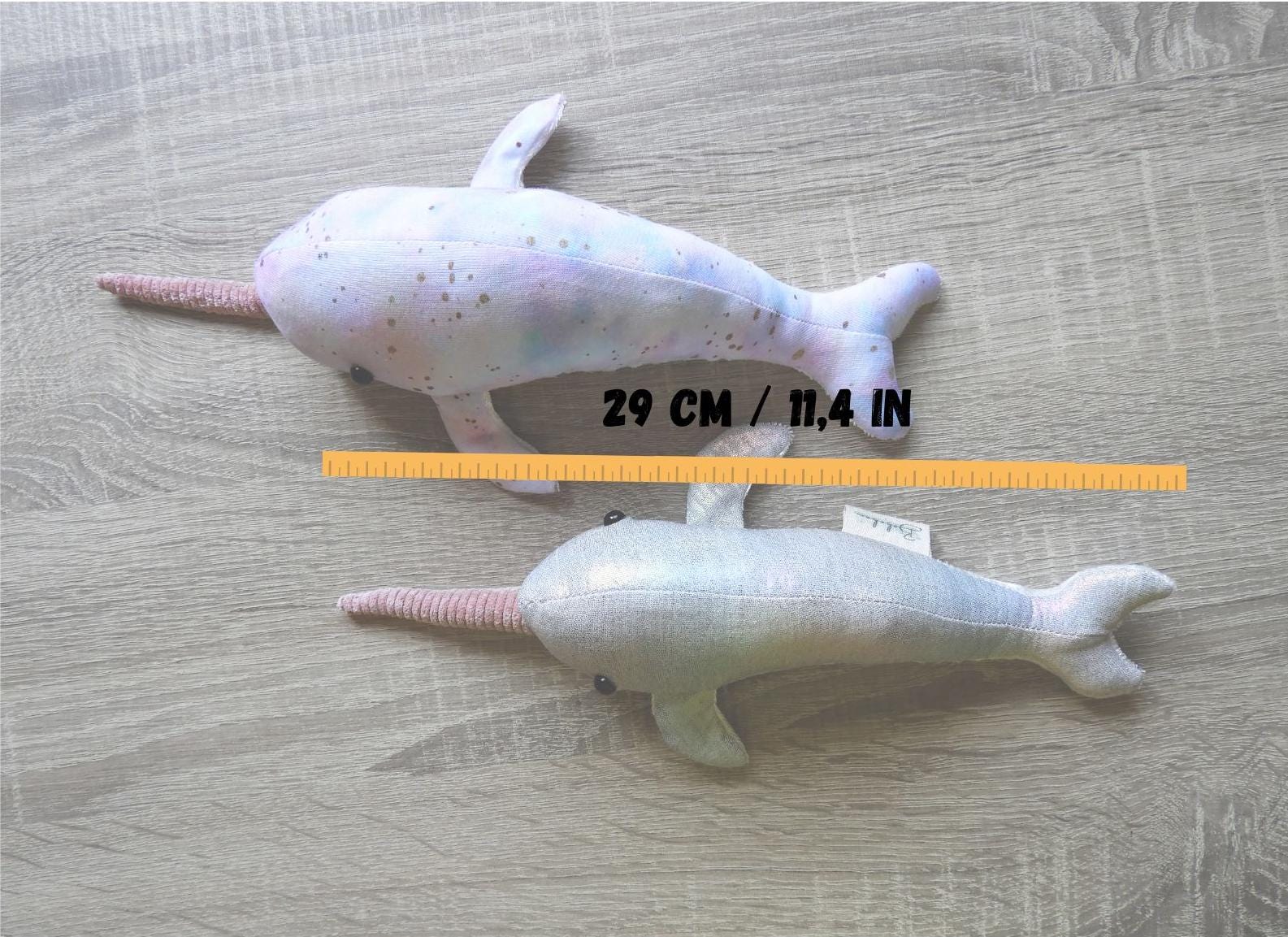 パステルカラーのミニイッカク – 水彩画のぬいぐるみクジラ。かわいい