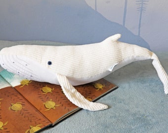 Grande baleine albinos en peluche faite main - doudou baleine à bosse blanche - câlin animal océanique doux - coussin baleine et bébé doudou - cadeau idéal