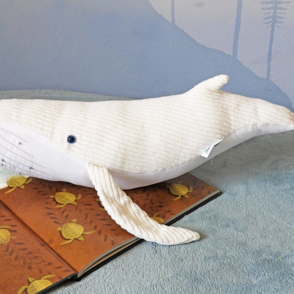 Grande baleine albinos en peluche faite main - doudou baleine à bosse blanche - câlin animal océanique doux - coussin baleine et bébé doudou - cadeau idéal