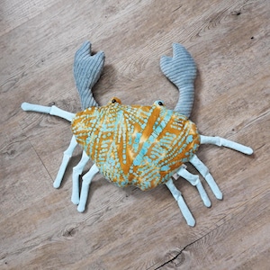 Puede incluir: Juego de tres tazas de cerámica con acabado mate moteado. Cada taza presenta un color diferente: azul claro, crema y gris. Las tazas tienen un diseño sencillo y moderno, con un asa cómoda.