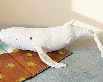 Peluche de ballena blanca de algodón hecho a mano: peluche suave y acogedor del océano, almohada y edredón para bebé.