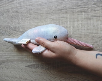 Ręcznie robiony, mieniący się pluszowy narwal: magiczna zabawka oceaniczna