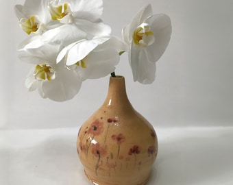 Vaso de cerâmica feito à mão com decoração de papoula