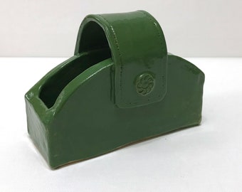 Pote de cerâmica feito à mão no estilo de uma bolsa de couro