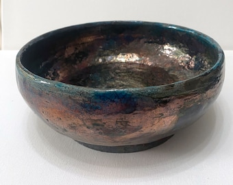 Tigela grande de cobre e metal azul queimados por Raku