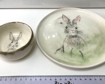 Conjunto de tigela e prato feito à mão com coelho pintado à mão
