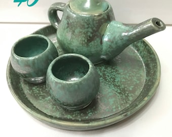 Conjunto de bule, xícaras e prato