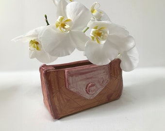 Pote de cerâmica feito à mão no estilo de uma bolsa