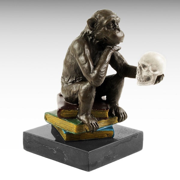 Bronzeskulptur von Darwin Affe mit Schädel in der Hand, Affe auf Büchern Marmorsockel Moderne Bronzestatue Kunst Philosophie Geschenkidee Tierfigur