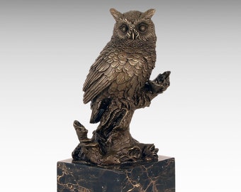 Bronzene Eulenstatue, Bronzeskulptur auf Marmorsockel, Bronzestatue Eule auf Zweig, Weisheitssymbol, Tierkunst, Vogelfigur, Wildtier-Geschenkidee