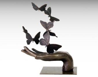 Sculpture en bronze de papillons libérant la main, grande statue en bronze moderne symbole de la liberté, sculpture de jardin de cadeau de mariage d'art de nature de papillon
