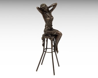 Bronzeskulptur der Frau im Kleid auf Barhocker sitzend, moderne feste Bronze-Statuen-Kunst-Figurine, zeitgenössisches Innenarchitektur-Geburtstags-Geschenk