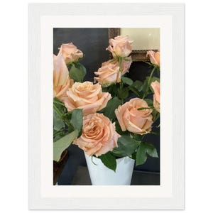 Póster de rosas frescas en un jarrón: arte enmarcado con calidad de museo para la decoración del hogar