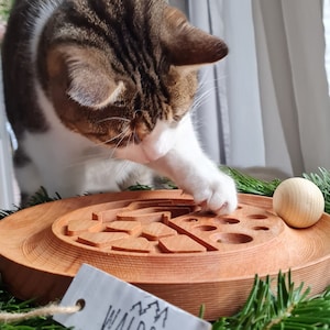 Activity board for cats made of wood, game board, intelligence game, food toy, small