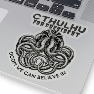 Adesivo Cthulhu 2024 - Adesivo divertente del presidente Cthulhu - Cthulhu con taglio a bacio - Regalo di politica Cthulhu - Regalo di Kraken criptico - Regalo di Lovecraft