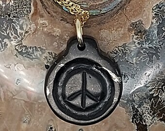 Collier Shungite, collier signe de paix, bijoux signe de paix, pierre sculptée à la main, protection EMF, pendentif symbole de paix, pierre de guérison shungite