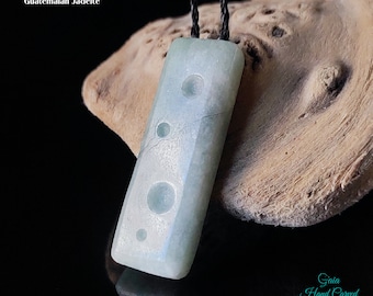 Toki Jade Anhänger im Maori Stil, handgeschnitzte guatemaltekische Jade Jadeit, Boho Amulett Stein Halskette, gravierte Punkte und rechteckiger Anhänger