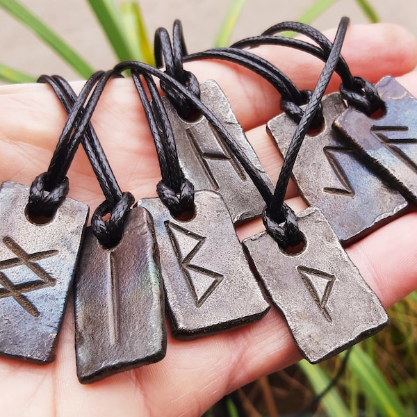 Pendentifs runes Viking Elder Futhark forgés à la main - Fabriqués en acier martelé - Choisissez votre talisman.