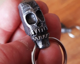 Handsmidd nyckelring med dödskalle