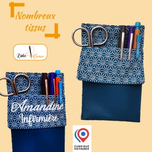 Puede incluir: Dos portalápices azules con solapa estampada geométrica, cada uno con bolígrafos, tijeras y un bolígrafo. Un soporte tiene el texto "Amandine Infirmière". La imagen también incluye el texto "Nombreux tissus" y un logotipo.
