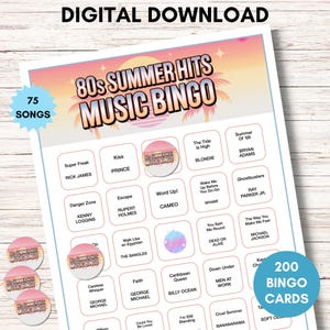 Może przedstawiać: Cyfrowe pobieranie gry 80s Summer Hits Music Bingo. Karta do bingo ma kolorowy design z tytułami piosenek i nazwiskami artyst&oacute;w. Zawiera 75 piosenek i 200 kart do bingo. Zawiera r&oacute;wnież trzy okrągłe naklejki z logo gry.