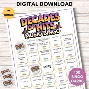 Op de afbeelding: Een digitale download van een muziekbingospel met de titel "Decades of Hits Music Bingo". Het spel bevat 75 nummers en 100 bingokaarten. Het ontwerp bevat songtitels en artiesten uit verschillende decennia.