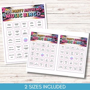 Peut inclure: Deux feuilles de cartes de Bingo musical des hymnes des ann&eacute;es 90. Les cartes pr&eacute;sentent un design color&eacute; avec des titres de chansons et des noms d'artistes. Le texte "2 TAILLES INCLUSES" est en bas. Les cartes sont sur une surface en bois clair.