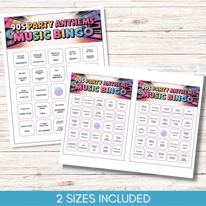 Peut inclure: Deux feuilles de cartes de Bingo musical des hymnes des ann&eacute;es 90. Les cartes pr&eacute;sentent un design color&eacute; avec des titres de chansons et des noms d'artistes. Le texte "2 TAILLES INCLUSES" est en bas. Les cartes sont sur une surface en bois clair.