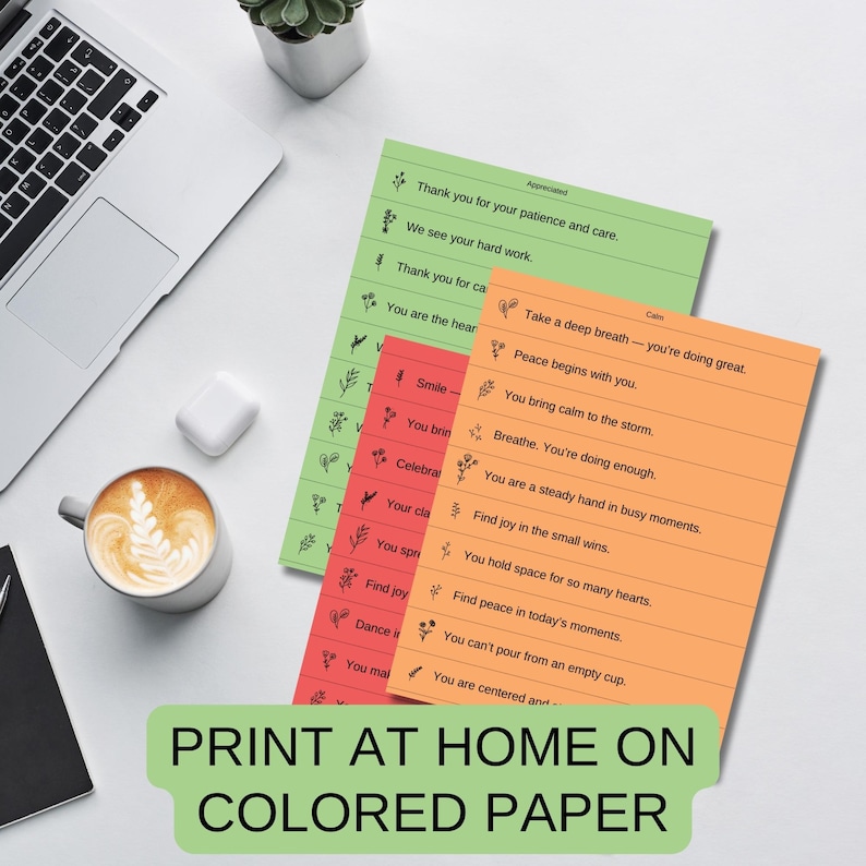 Op de afbeelding: Drie printbare affirmatiekaarten met positieve boodschappen op groen, oranje en rood papier. De kaarten bevatten eenvoudige bloemenillustraties en de tekst "Thuis printen op gekleurd papier".